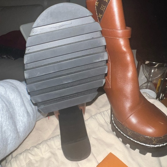LOUIS VUITTON Star Trail Buckle Ankle Monogram Leather Boots. - Picture 3 of 16